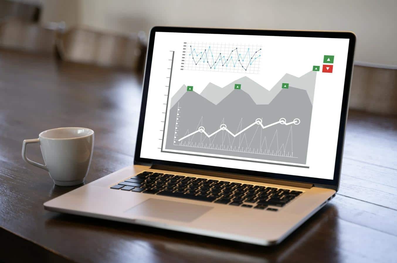 Análisis del crecimiento de las ventas de energía solar mostrado en una computadora portátil con gráficos y tendencias de datos para el desempeño del negocio de energía renovable.
